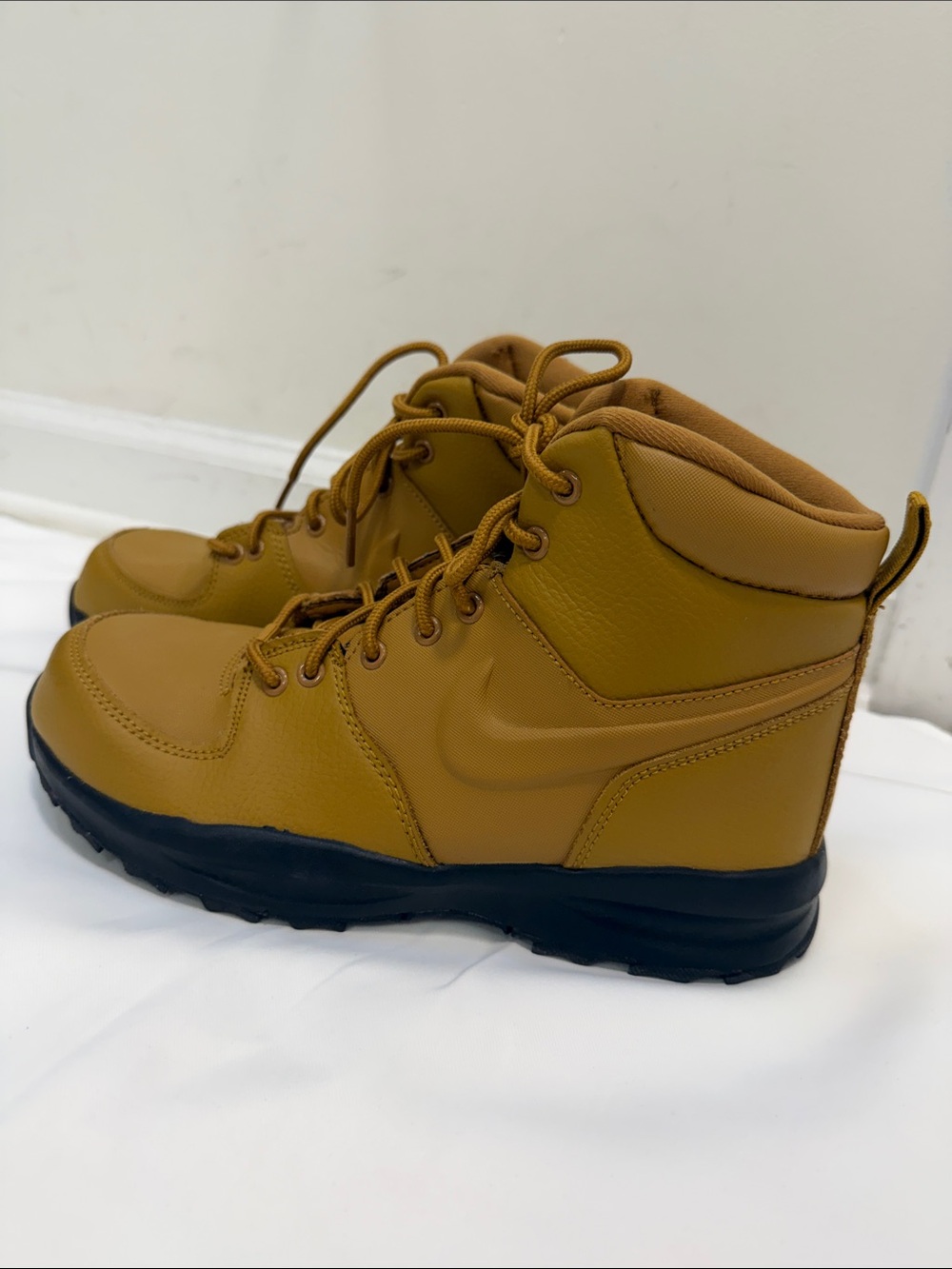 NIKE MANOA LEATHER BOOTS WHEAT/BLACK  SIZE 6.5!